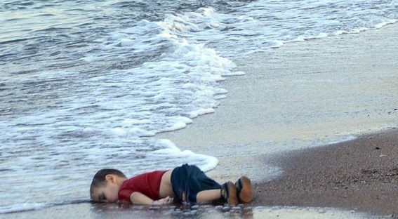 Dù thảm cảnh của những người tị nạn được báo giới đề cập nhiều nhưng khoảnh khắc thi thể bé Aylan Kurdi 3 tuổi người Syria trôi dạt vào bờ biển Thổ Nhĩ Kỳ sau hành trình dang dở tới châu Âu khiến cả thế giới bàng hoàng. Bé trai xấu số thiệt mạng khi chiếc thuyền chở em và gia đình đắm khi đi từ Bodrum, Thổ Nhĩ Kỳ tới đảo Kos, Hy Lạp. Không có áo phao, cậu bé nhanh chóng bị nước biển nhấn chìm. Mẹ và anh trai của Kurdi cũng bỏ mạng trong hành trình tìm miền đất hứa. Nhiều nỗ lực quốc tế được đưa ra để giúp đỡ dòng người tị nạn sau bức ảnh của bé Kurdi. Ảnh: AP